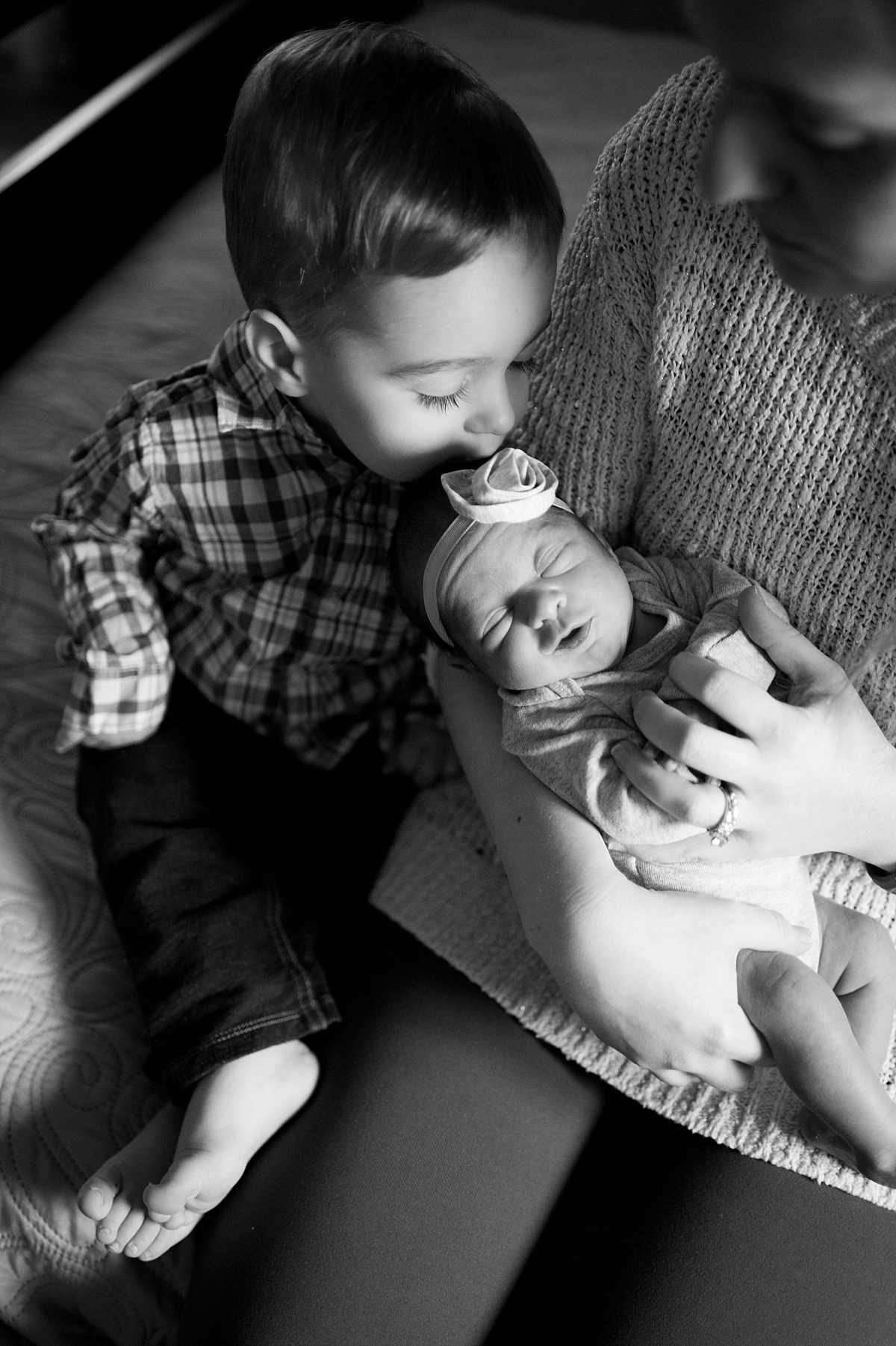Newborn pose with sibling in black and white in Fairfax, VA by Erin Tetterton Photography