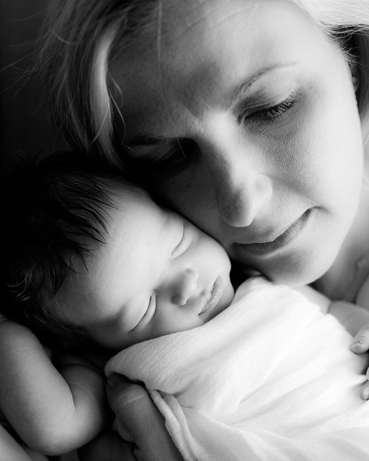 Black and white in-home lifestyle newborn photography by Erin Tetterton Photography